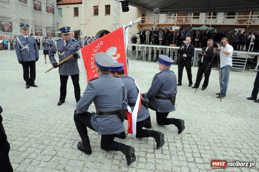 Zdjęcie w galerii na portalu naszraciborz.pl: Raciborska policja z nowym sztandarem wiadomości z regionu