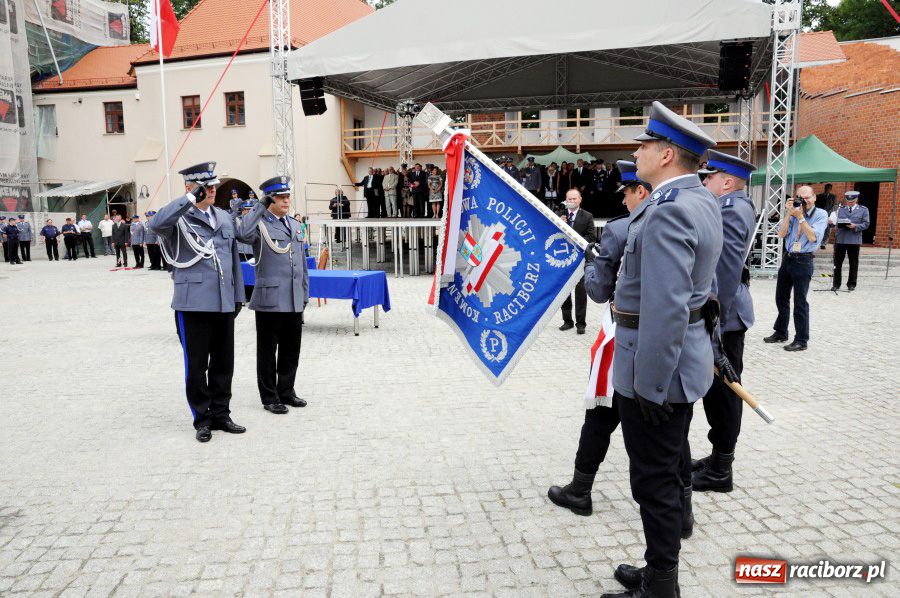 Zdjęcie w galerii na portalu naszraciborz.pl: Raciborska policja z nowym sztandarem wiadomości z regionu