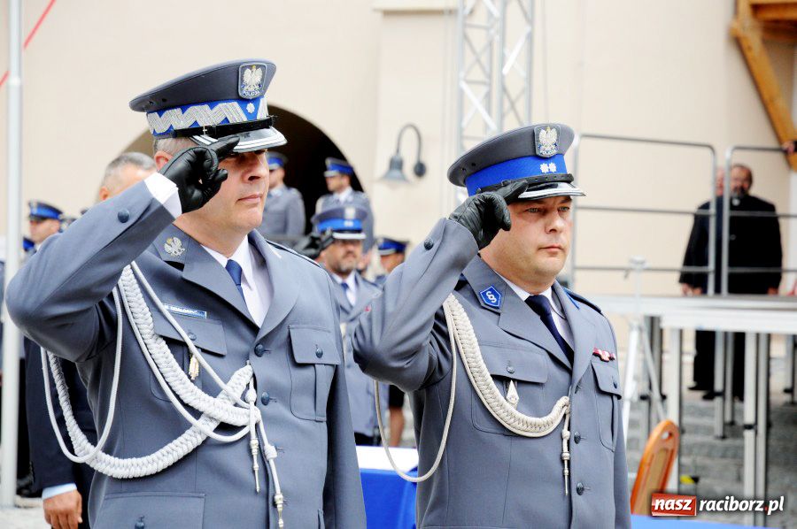 Zdjęcie w galerii na portalu naszraciborz.pl: Raciborska policja z nowym sztandarem wiadomości z regionu