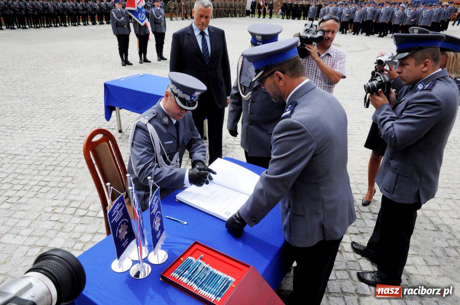 Zdjęcie w galerii na portalu naszraciborz.pl: Raciborska policja z nowym sztandarem wiadomości z regionu