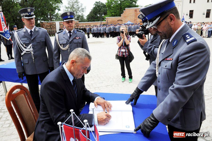 Zdjęcie w galerii na portalu naszraciborz.pl: Raciborska policja z nowym sztandarem wiadomości z regionu