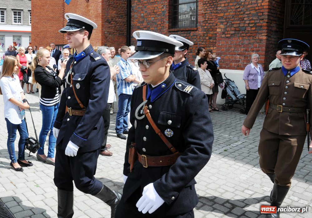 Zdjęcie w galerii na portalu naszraciborz.pl: Przemarsz kompanii na zamek z okazji Wojewódzkiego Święta Policji wiadomości z regionu