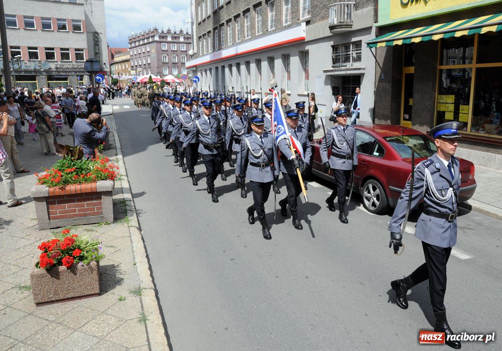 Zdjęcie w galerii na portalu naszraciborz.pl: Przemarsz kompanii na zamek z okazji Wojewódzkiego Święta Policji wiadomości z regionu