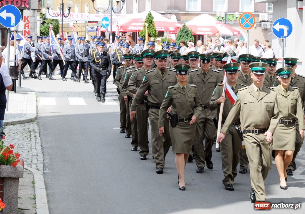 Zdjęcie w galerii na portalu naszraciborz.pl: Przemarsz kompanii na zamek z okazji Wojewódzkiego Święta Policji wiadomości z regionu