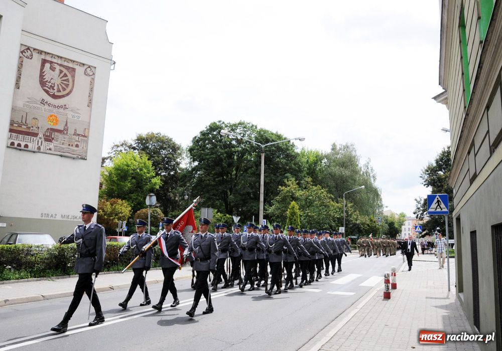 Zdjęcie w galerii na portalu naszraciborz.pl: Przemarsz kompanii na zamek z okazji Wojewódzkiego Święta Policji wiadomości z regionu