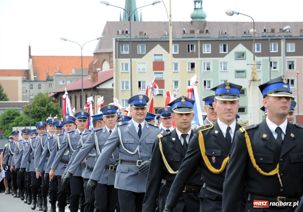 Zdjęcie w galerii na portalu naszraciborz.pl: Przemarsz kompanii na zamek z okazji Wojewódzkiego Święta Policji wiadomości z regionu