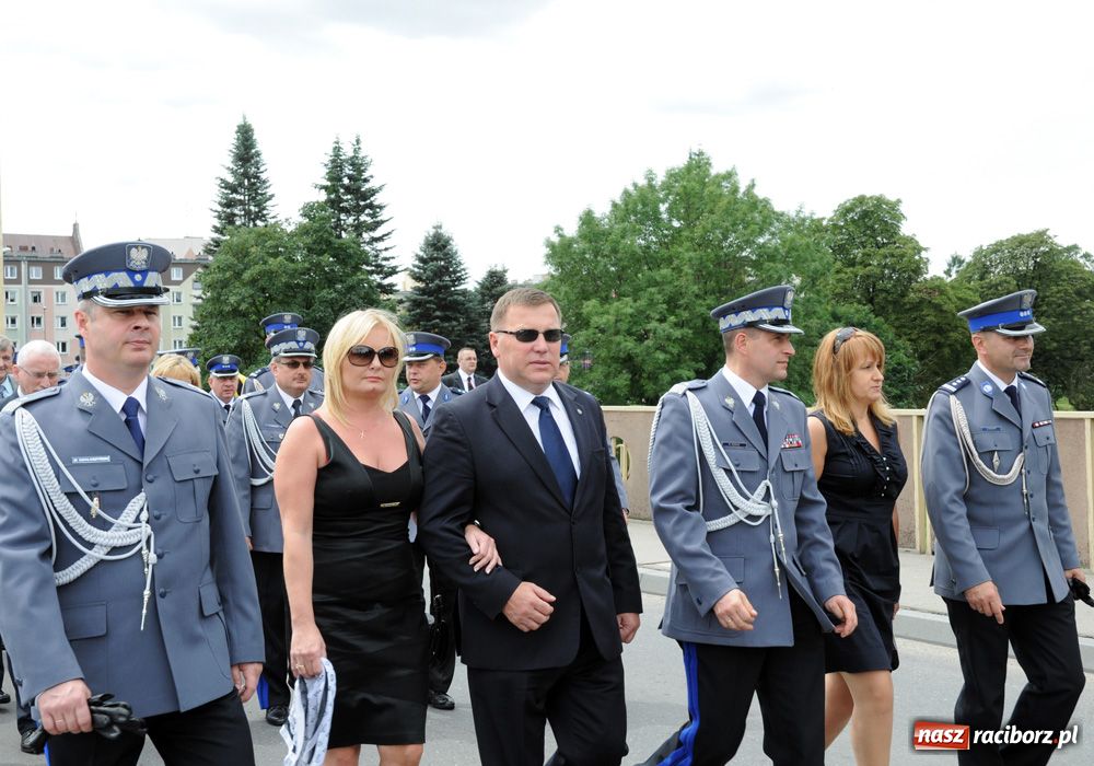 Zdjęcie w galerii na portalu naszraciborz.pl: Przemarsz kompanii na zamek z okazji Wojewódzkiego Święta Policji wiadomości z regionu