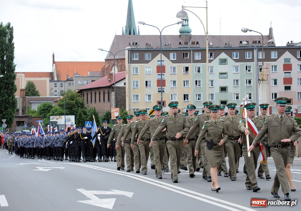 Zdjęcie w galerii na portalu naszraciborz.pl: Przemarsz kompanii na zamek z okazji Wojewódzkiego Święta Policji wiadomości z regionu
