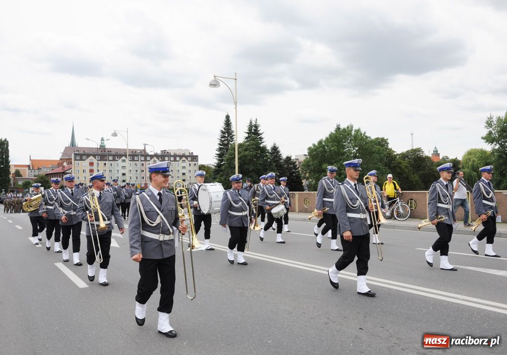 Zdjęcie w galerii na portalu naszraciborz.pl: Przemarsz kompanii na zamek z okazji Wojewódzkiego Święta Policji wiadomości z regionu