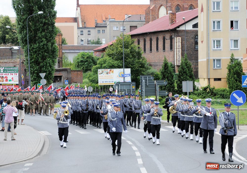 Zdjęcie w galerii na portalu naszraciborz.pl: Przemarsz kompanii na zamek z okazji Wojewódzkiego Święta Policji wiadomości z regionu
