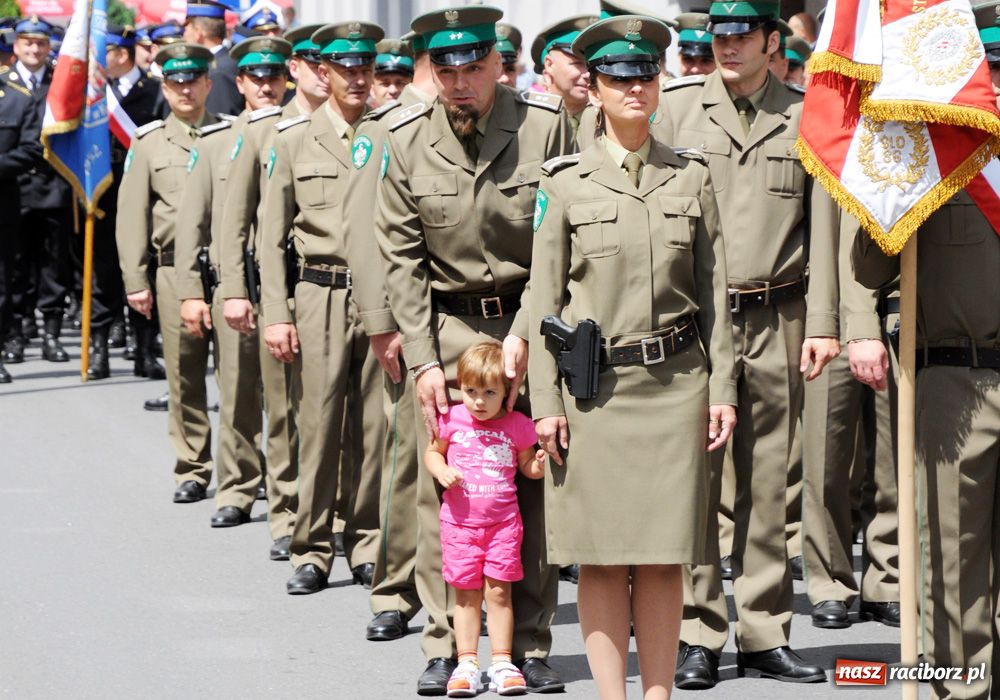 Zdjęcie w galerii na portalu naszraciborz.pl: Przemarsz kompanii na zamek z okazji Wojewódzkiego Święta Policji wiadomości z regionu