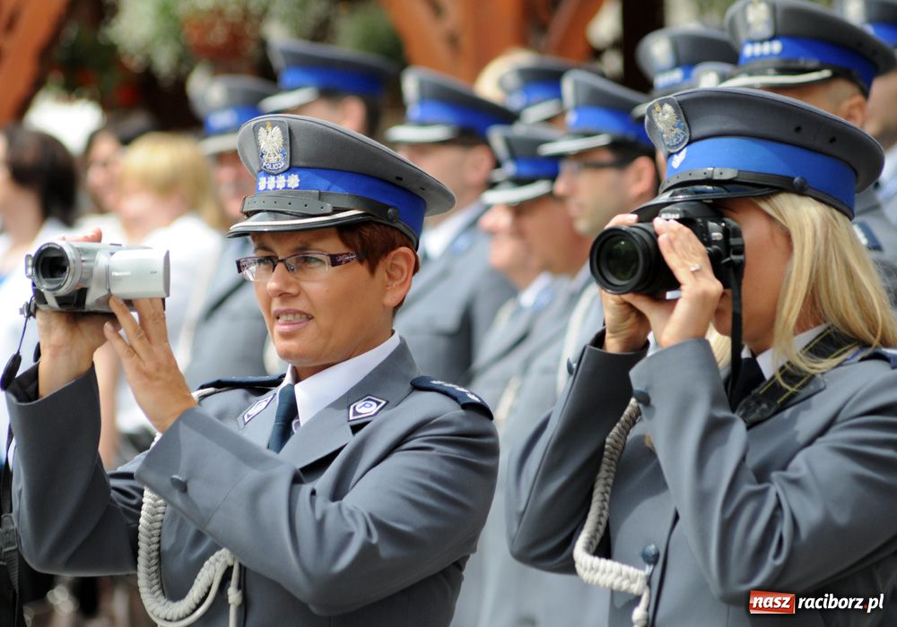 Zdjęcie w galerii na portalu naszraciborz.pl: Przemarsz kompanii na zamek z okazji Wojewódzkiego Święta Policji wiadomości z regionu