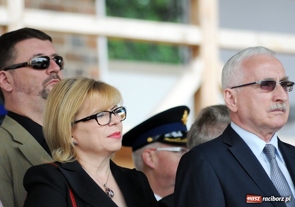 Zdjęcie w galerii na portalu naszraciborz.pl: Przemarsz kompanii na zamek z okazji Wojewódzkiego Święta Policji wiadomości z regionu