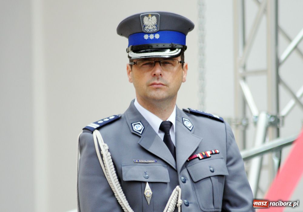 Zdjęcie w galerii na portalu naszraciborz.pl: Przemarsz kompanii na zamek z okazji Wojewódzkiego Święta Policji wiadomości z regionu