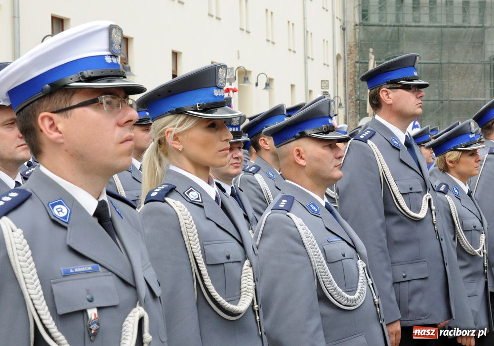 Zdjęcie w galerii na portalu naszraciborz.pl: Przemarsz kompanii na zamek z okazji Wojewódzkiego Święta Policji wiadomości z regionu