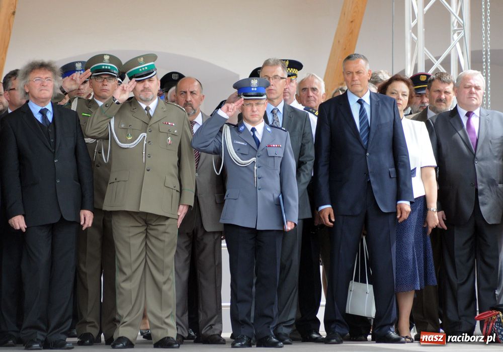 Zdjęcie w galerii na portalu naszraciborz.pl: Przemarsz kompanii na zamek z okazji Wojewódzkiego Święta Policji wiadomości z regionu
