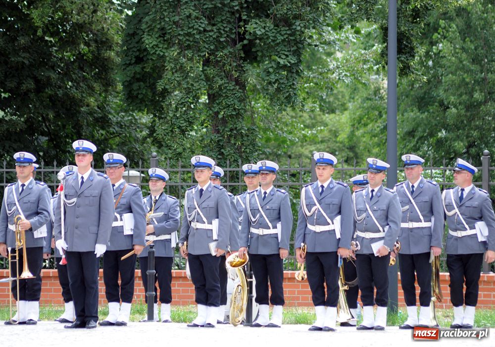 Zdjęcie w galerii na portalu naszraciborz.pl: Przemarsz kompanii na zamek z okazji Wojewódzkiego Święta Policji wiadomości z regionu