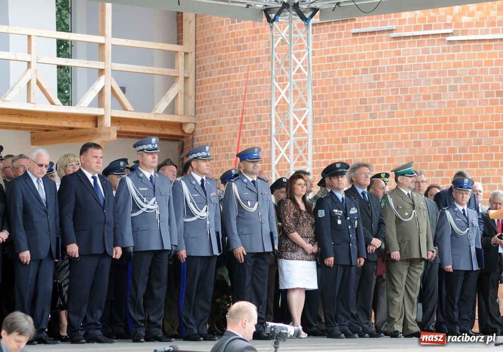Zdjęcie w galerii na portalu naszraciborz.pl: Przemarsz kompanii na zamek z okazji Wojewódzkiego Święta Policji wiadomości z regionu