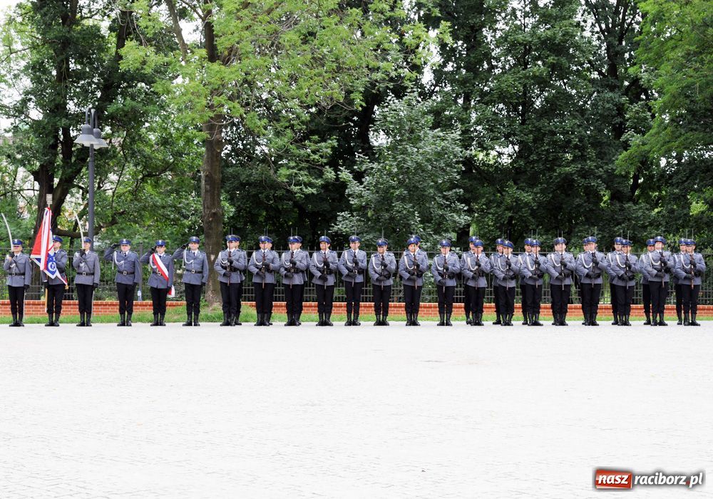 Zdjęcie w galerii na portalu naszraciborz.pl: Przemarsz kompanii na zamek z okazji Wojewódzkiego Święta Policji wiadomości z regionu