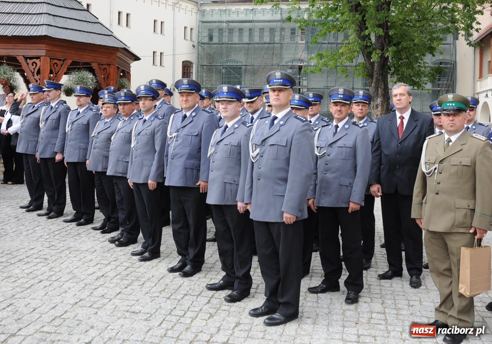 Zdjęcie w galerii na portalu naszraciborz.pl: Przemarsz kompanii na zamek z okazji Wojewódzkiego Święta Policji wiadomości z regionu