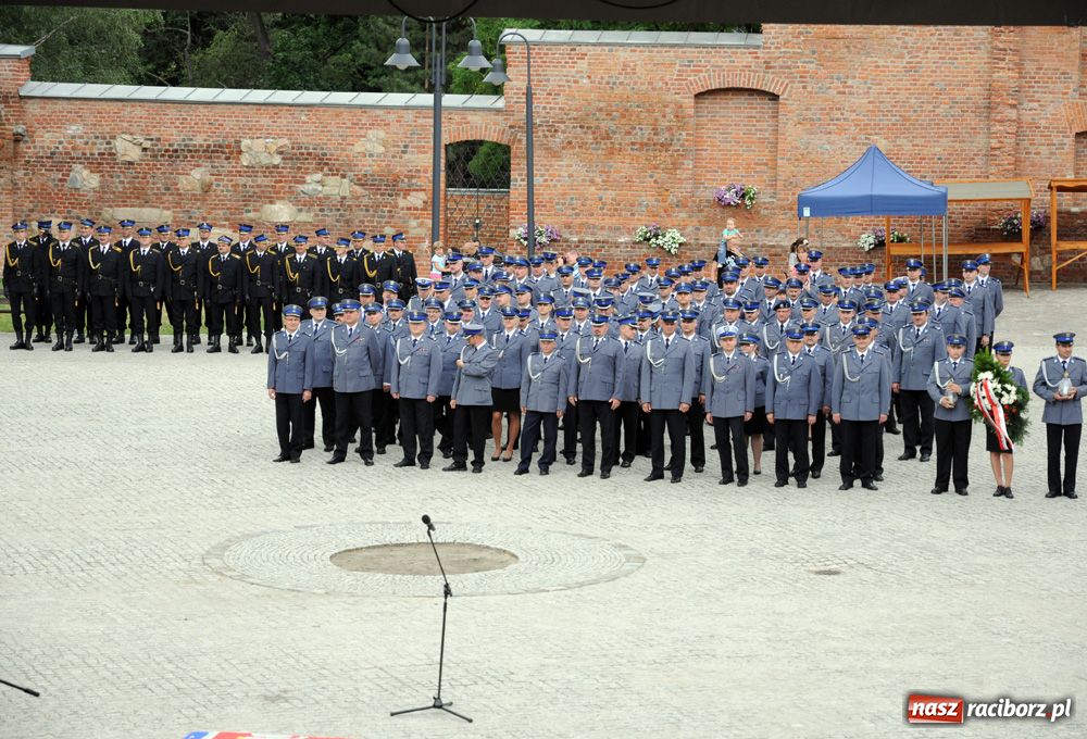 Zdjęcie w galerii na portalu naszraciborz.pl: Przemarsz kompanii na zamek z okazji Wojewódzkiego Święta Policji wiadomości z regionu
