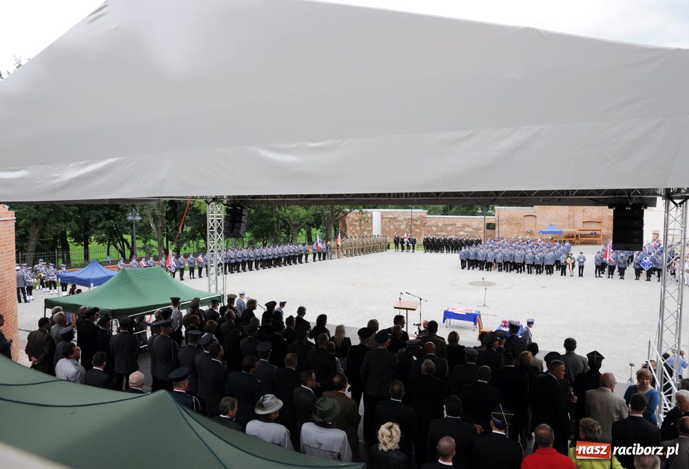 Zdjęcie w galerii na portalu naszraciborz.pl: Przemarsz kompanii na zamek z okazji Wojewódzkiego Święta Policji wiadomości z regionu