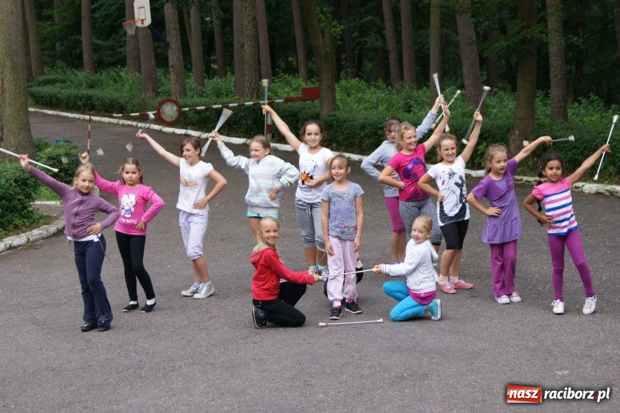 Zdjęcie w galerii na portalu naszraciborz.pl: Mażoretki na warsztatach Bumerang 2012 wiadomości z regionu