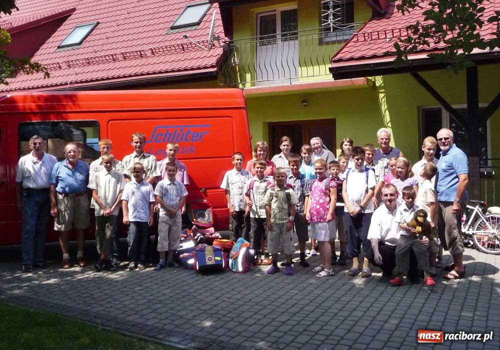 Zdjęcie w galerii na portalu naszraciborz.pl:  Wędrownicy z Niemiec przywieźli dary wiadomości z regionu