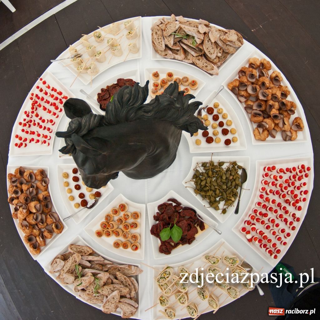 Zdjęcie w galerii na portalu naszraciborz.pl: Przyrządzili dania na cześć królowej wiadomości z regionu