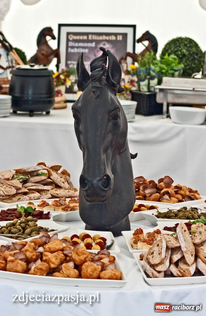 Zdjęcie w galerii na portalu naszraciborz.pl: Przyrządzili dania na cześć królowej wiadomości z regionu