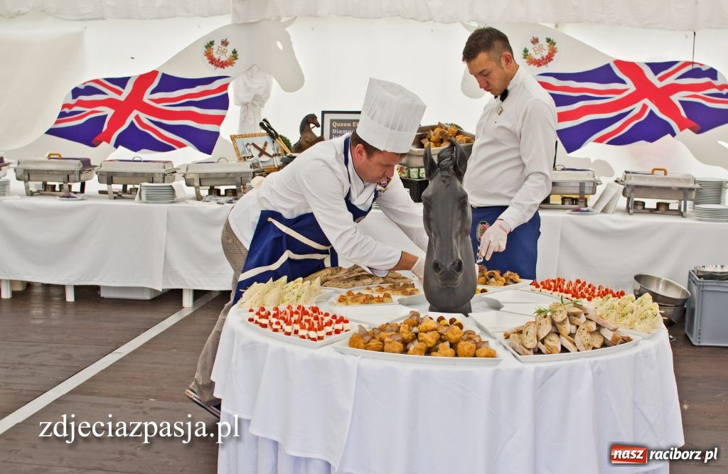 Zdjęcie w galerii na portalu naszraciborz.pl: Przyrządzili dania na cześć królowej wiadomości z regionu