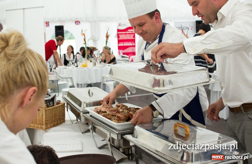 Zdjęcie w galerii na portalu naszraciborz.pl: Przyrządzili dania na cześć królowej wiadomości z regionu