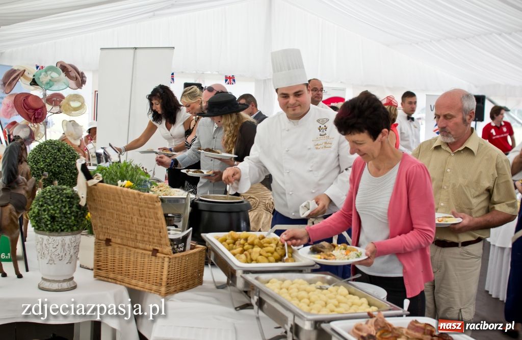 Zdjęcie w galerii na portalu naszraciborz.pl: Przyrządzili dania na cześć królowej wiadomości z regionu