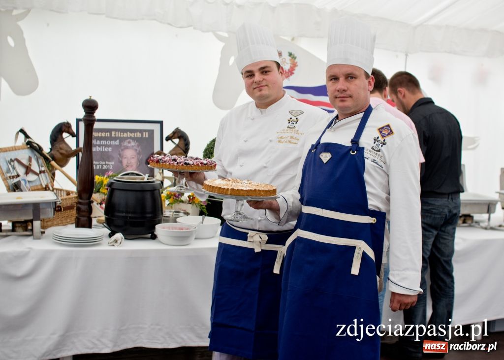 Zdjęcie w galerii na portalu naszraciborz.pl: Przyrządzili dania na cześć królowej wiadomości z regionu