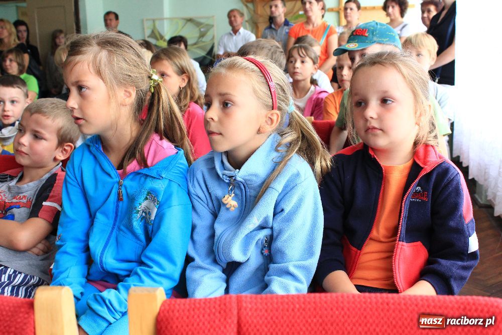 Zdjęcie w galerii na portalu naszraciborz.pl: Iluzjonista na zakończenie akcji wiadomości z regionu