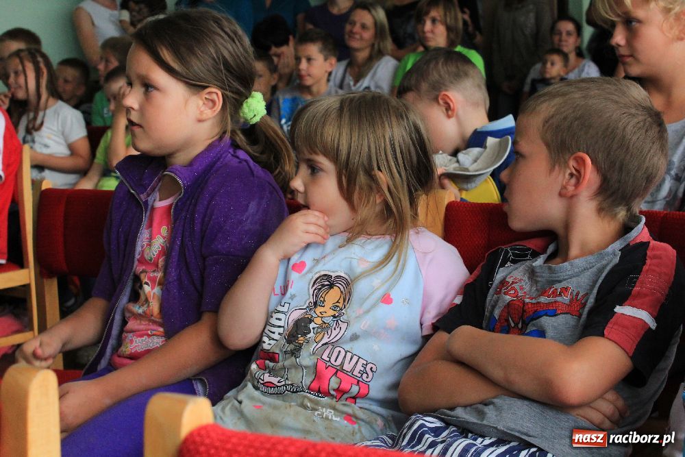 Zdjęcie w galerii na portalu naszraciborz.pl: Iluzjonista na zakończenie akcji wiadomości z regionu