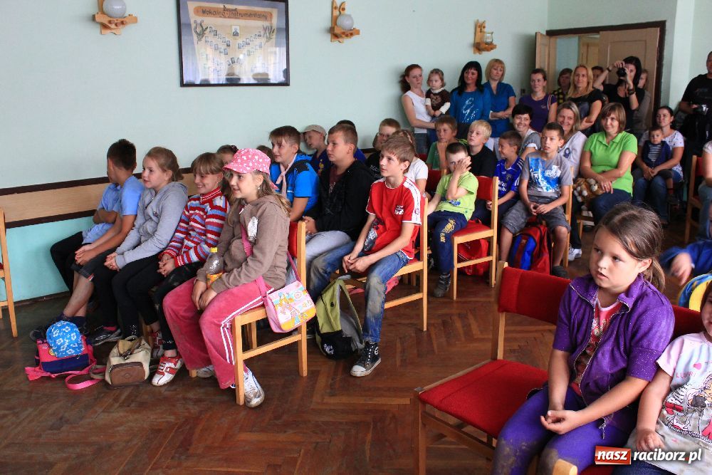 Zdjęcie w galerii na portalu naszraciborz.pl: Iluzjonista na zakończenie akcji wiadomości z regionu