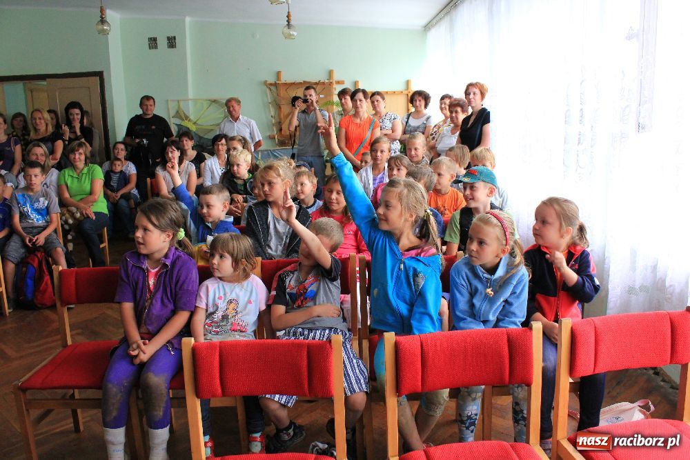 Zdjęcie w galerii na portalu naszraciborz.pl: Iluzjonista na zakończenie akcji wiadomości z regionu