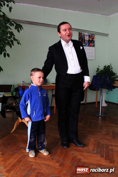 Zdjęcie w galerii na portalu naszraciborz.pl: Iluzjonista na zakończenie akcji wiadomości z regionu