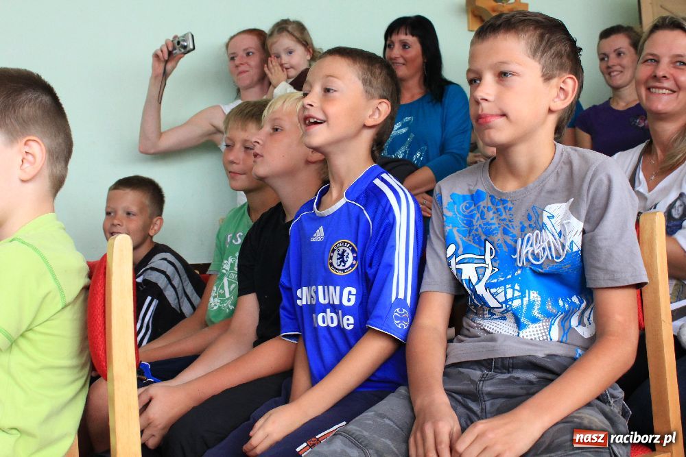 Zdjęcie w galerii na portalu naszraciborz.pl: Iluzjonista na zakończenie akcji wiadomości z regionu