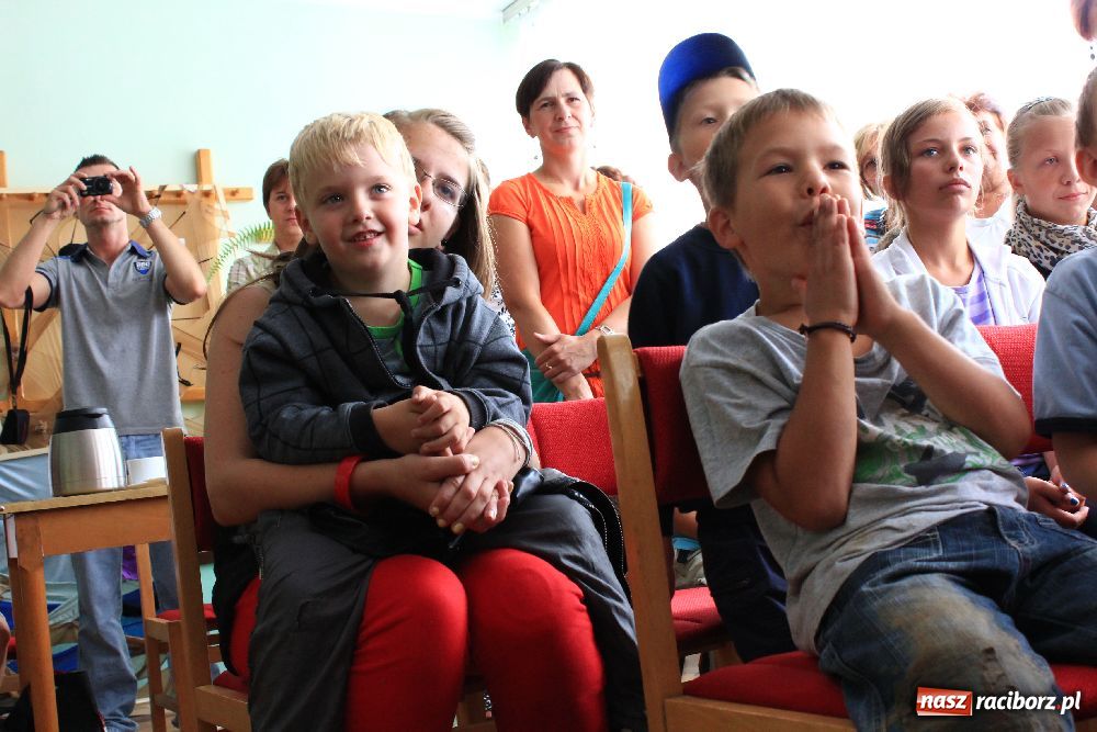 Zdjęcie w galerii na portalu naszraciborz.pl: Iluzjonista na zakończenie akcji wiadomości z regionu