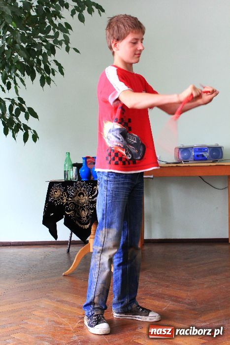 Zdjęcie w galerii na portalu naszraciborz.pl: Iluzjonista na zakończenie akcji wiadomości z regionu