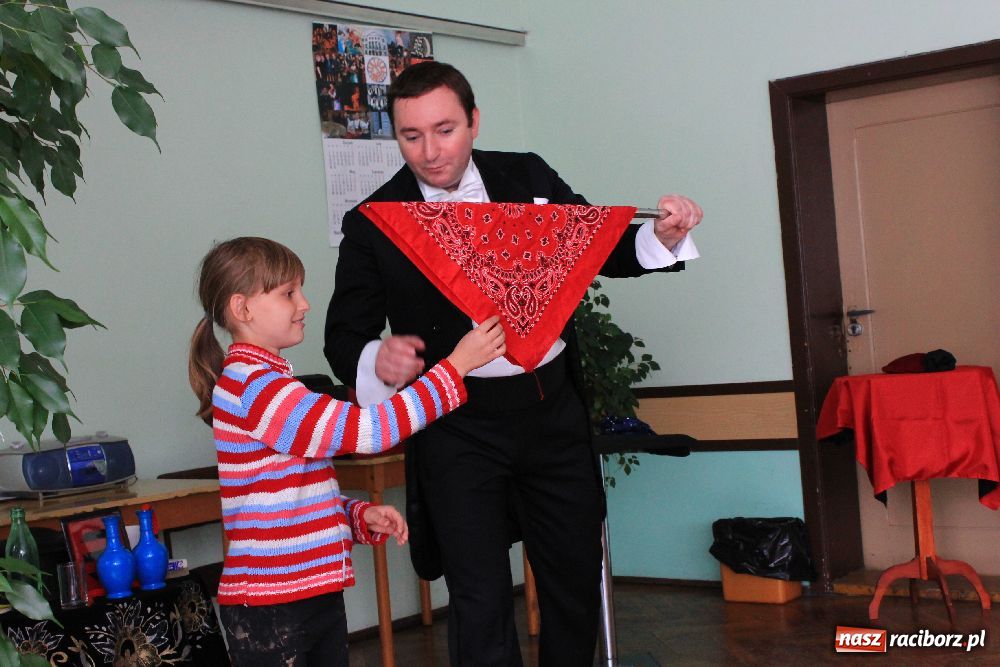 Zdjęcie w galerii na portalu naszraciborz.pl: Iluzjonista na zakończenie akcji wiadomości z regionu