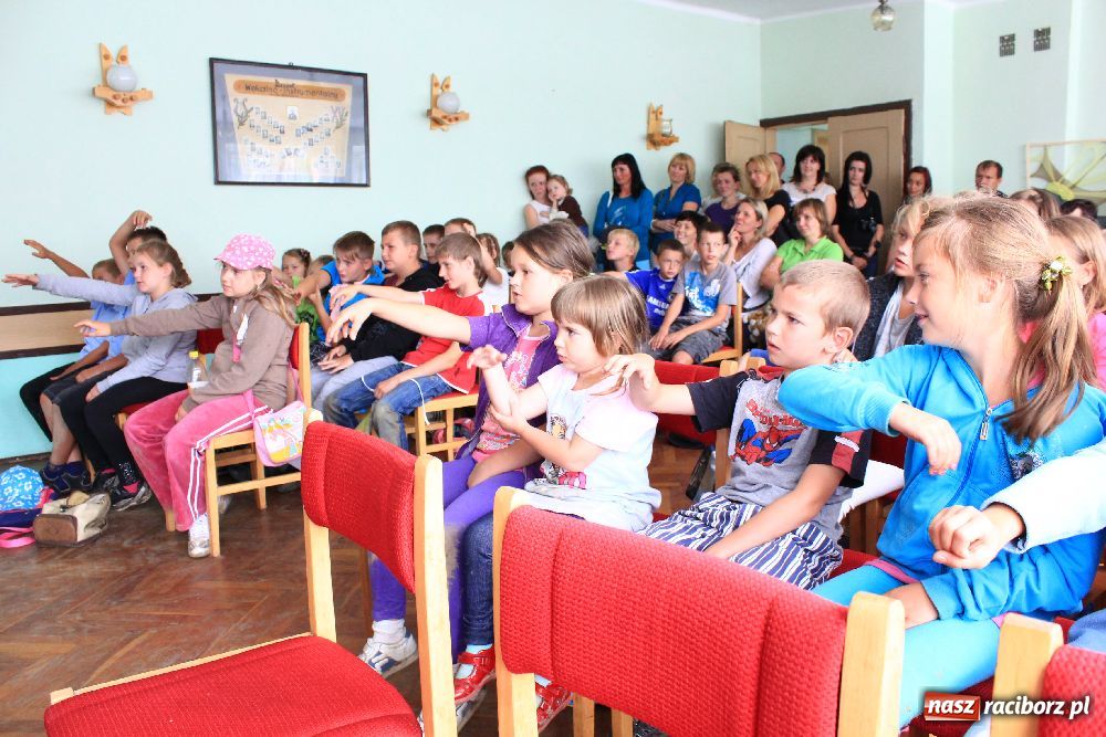 Zdjęcie w galerii na portalu naszraciborz.pl: Iluzjonista na zakończenie akcji wiadomości z regionu