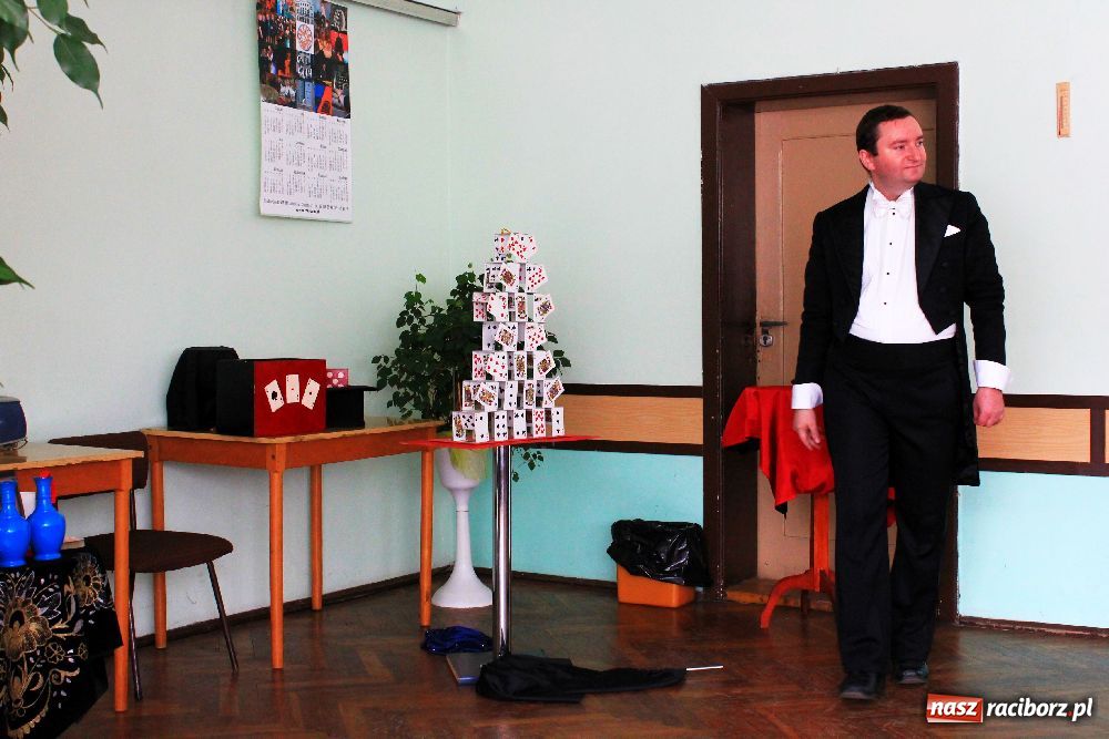 Zdjęcie w galerii na portalu naszraciborz.pl: Iluzjonista na zakończenie akcji wiadomości z regionu
