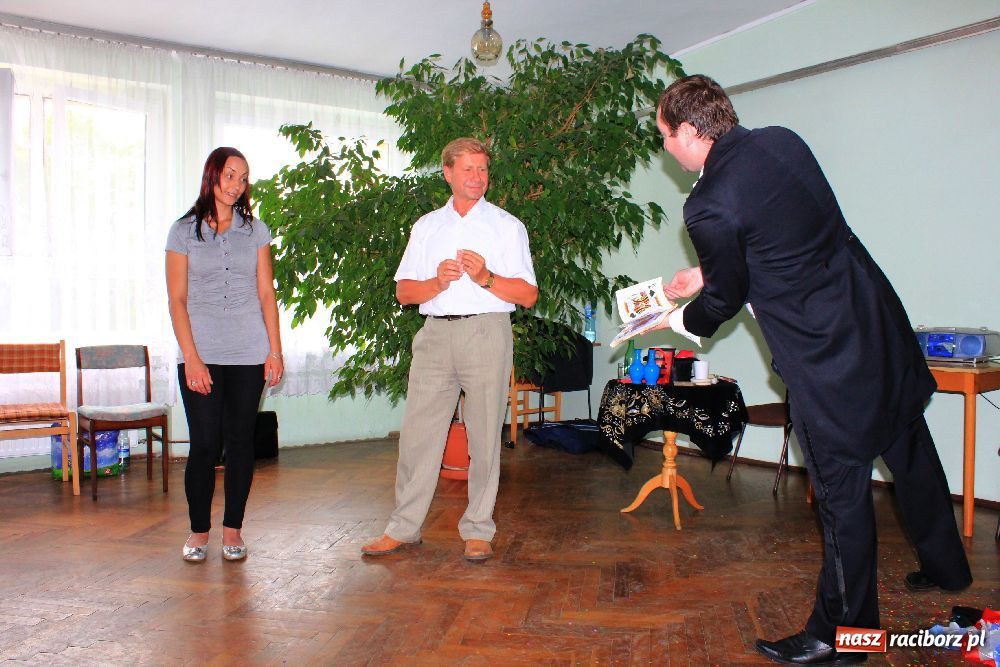 Zdjęcie w galerii na portalu naszraciborz.pl: Iluzjonista na zakończenie akcji wiadomości z regionu