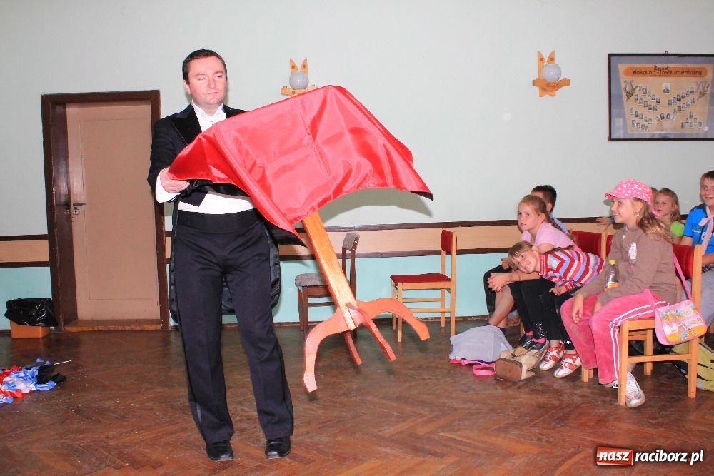 Zdjęcie w galerii na portalu naszraciborz.pl: Iluzjonista na zakończenie akcji wiadomości z regionu