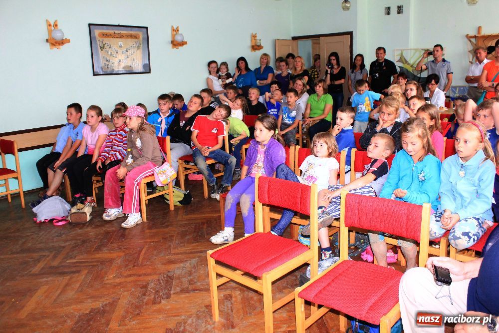 Zdjęcie w galerii na portalu naszraciborz.pl: Iluzjonista na zakończenie akcji wiadomości z regionu