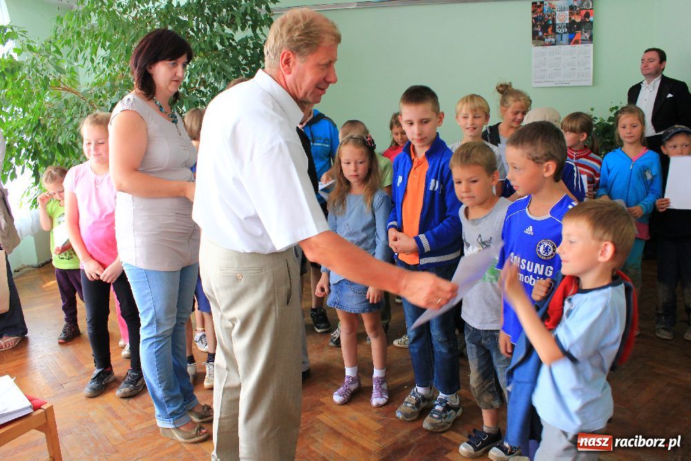 Zdjęcie w galerii na portalu naszraciborz.pl: Iluzjonista na zakończenie akcji wiadomości z regionu