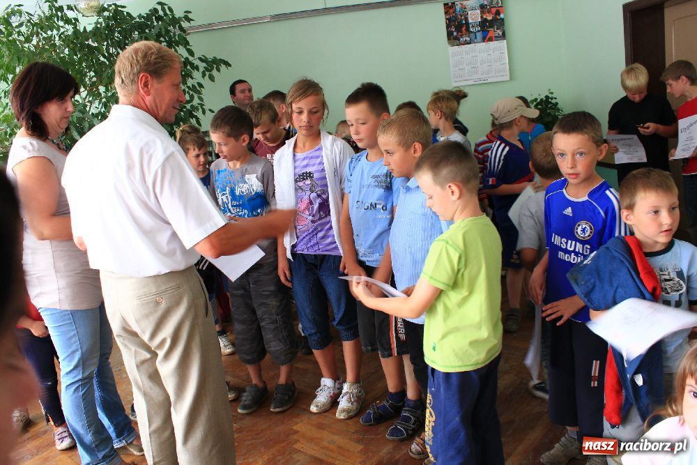 Zdjęcie w galerii na portalu naszraciborz.pl: Iluzjonista na zakończenie akcji wiadomości z regionu